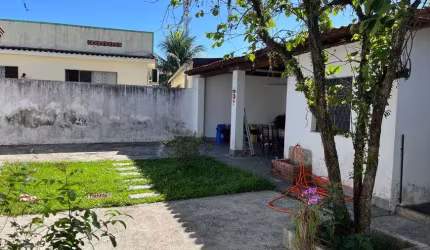 Ampla casa linear com quintal, 3 quartos, próximo ao centro de Campo Grande