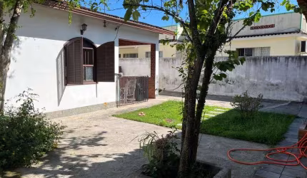 Ampla casa linear com quintal, 3 quartos, próximo ao centro de Campo Grande