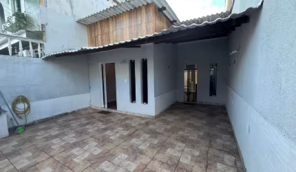 Casa linear, 2 quartos, próximo a Cachamorra