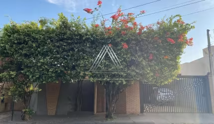Imperdível: Casa à venda em São José do Rio Preto-SP no Jardim Tarraf II, com 3 quartos, 1 suíte, 1 sala, 4 banheiros, 4 vagas de garagem e 250m².