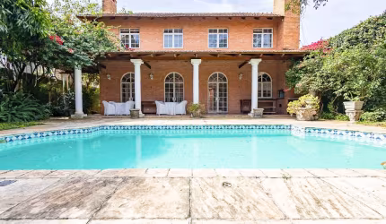 Residência com Arquitetura Impecável e Atemporal