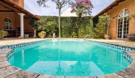 Residência com Arquitetura Impecável e Atemporal