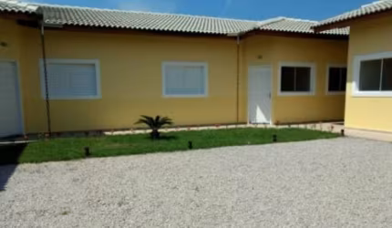Casa com 2 dormitórios em condomínio no Golfinho