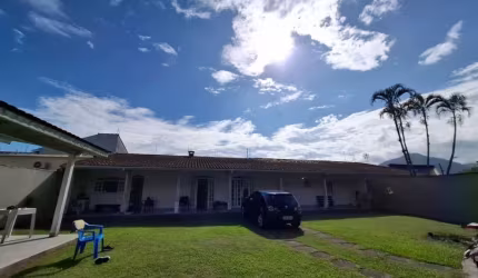 Casa com 2 dormitórios, para locação, na Martim de Sá