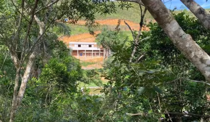 Casa inacabada a venda em condomínio fechado em Amparo - V-AMP10
