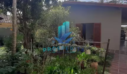 Casa Térrea a venda no Jardim Ipê com amplo quintal e rua sem saída  - Cotia.