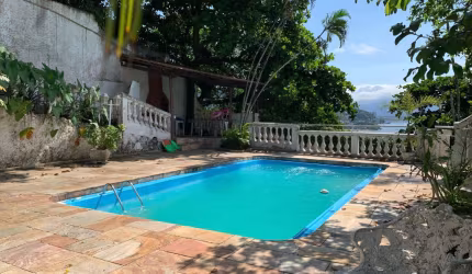 *Casa à Venda - Vista Deslumbrante do Mar*