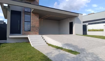 Belíssima Casa a Venda no Condomínio Portal dos Bandeirantes em Salto-SP