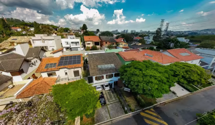 Excelente casa em condomínio fechado, ampla, arejada, ambientes integrados, pé direito duplo na sala, com piscina, churrasqueira e ambientes muito aconchegantes!