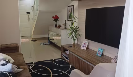 Casa em condomínio fechado com planejados e ar condicionado