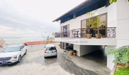 Casa com 5 quartos em Centro, aceita permuta - Florianópolis - SC