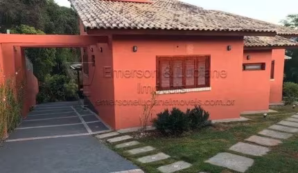 Linda Casa Terrea com 3 quartos sendo 1 suíte, amplo quintal com piscina e churrasqueira a carvão