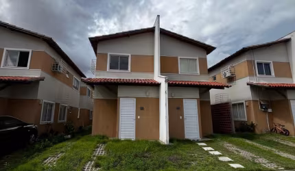CASA DUPLEX À VENDA: CONFORTO E ESPAÇO EM DOIS PAVIMENTOS.