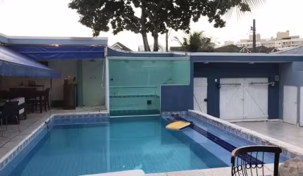 Casa de condomínio para venda tem 444 metros quadrados com 5 quartos