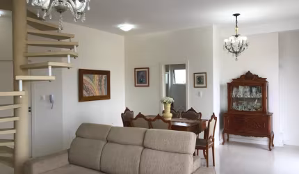 Cobertura Duplex em Canasvieiras – Conforto, Privacidade e Mobiliário de Alta Qualidade