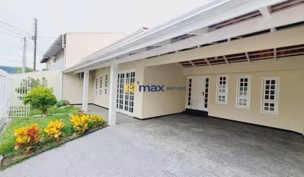 Casa ampla com 3 quartos (1 suíte) e espaço gourmet à venda no bairro Dom Bosco em Itajaí