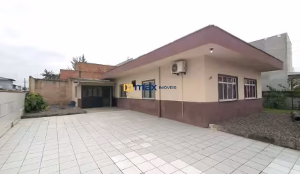 Venda: Casa com amplo terreno de 351m² e 4 dormitórios, Centro, Navegantes