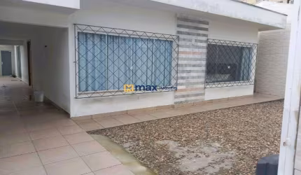 Casa ampla à venda, 3 quartos (1 suíte), área de festas com piscina, São João