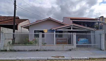 casa com 02 suítes e edícula na parte alta do Cordeiros, Itajaí.