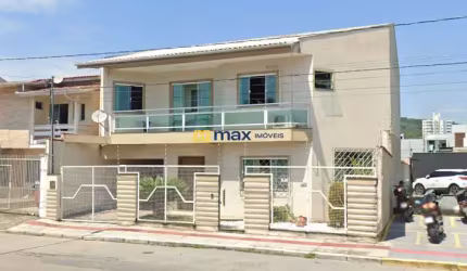 Venda: Casa Com Suíte + 3 Dormitórios e Piscina. Bairro: Dom Bosco (Itajaí).