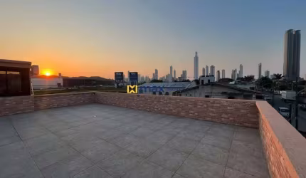 Casa à venda no bairro da Barra – Balneário Camboriú 4 Suítes. Analisa Permuta
