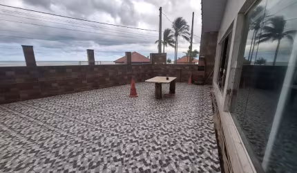 Casa Frente ao Mar com Quintal Amplo e Espaço para Piscina!