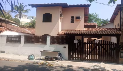 Casa com 5 dormitórios para alugar por R$ 4.190/mês - Itaipu - Niterói/RJ