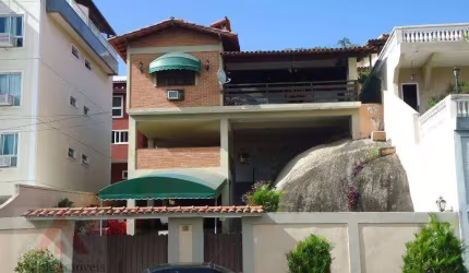 VENDA - Casa com 4 dormitórios. Itaipu - Niterói/RJ