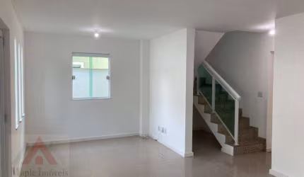 Linda Casa Duplex em Condomínio para Aluguel em Mata Paca - Niterói/RJ | 3 Quartos (1 Suíte), Escritório, Vaga e Área de Lazer