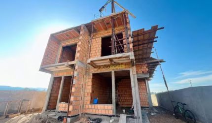 Sobrado com 3 dormitórios sendo 1 suíte à venda, 122 m² - Sertão do Maruim - São José/Santa Catarina