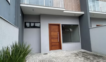 Casa geminada em excelente localização o Saguaçú