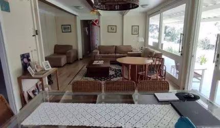Casa em condomínio com 4 quartos, piscina e infraestrutura incrível em Embu das Artes!