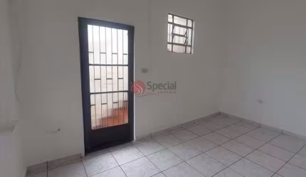 Casa térrea para compra, 1 dormitório, cozinha, área de serviço, 1 vaga.