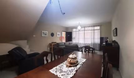 Sobrado no Jardim Independência com 3 vagas de garagem!