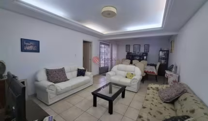 Casa térrea no Tatuapé, 3 quartos, 1 suíte, sala 2 ambientes, entrada lateral 3 vagas.