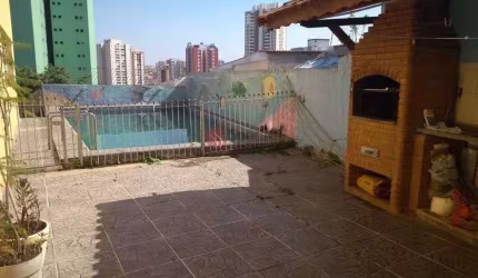 Sobrado com piscina, churrasqueira , 4 quartos, 2 suítes , 6 vagas .