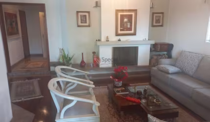 Apartamento no Anália Franco, 1 por andar.