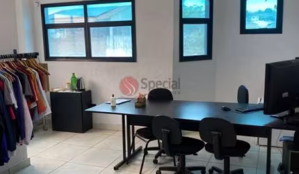 Prédio comercial na Vila Formosa, 900 metros.
