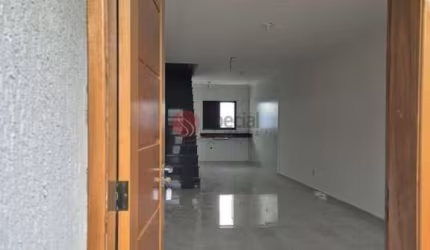 Sobrado na Vila Matilde com 3 quartos, 1 suíte e 4 vagas no subsolo.