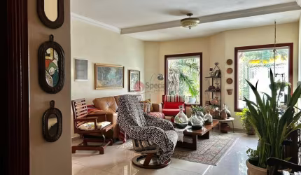 Casa de Vila na Vila Matilde com três suítes e seis vagas com 218m².