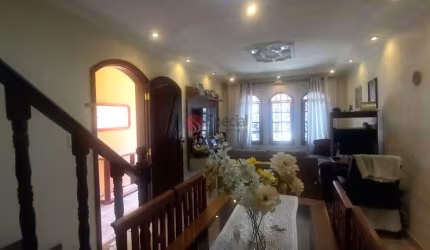 Sobrado à venda no Jardim Têxtil, 3 dormitórios, 1 suíte, sala, ampla cozinha , 3 vagas de garagem.