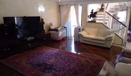 Sobrado alto padrão na Vila Formosa com 3 suítes, piscina, sauna, sala pé direito duplo.