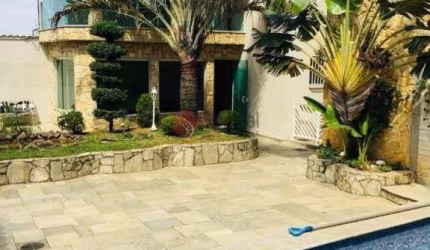 Sobrado com 3 suítes, piscina e 7 vagas na Vila Carrão.