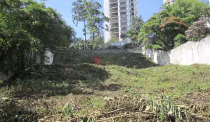 Terreno no Morumbi com 2442 m² ao lado da Av. Giovanni Gronchi.