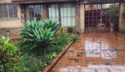 Terreno a venda na Vila Carrão com casa antiga.