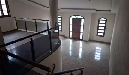 Sobrado na Mooca com 380 metros, 4 quartos,  3 suítes, churrasqueira, 4 vagas, entrada lateral