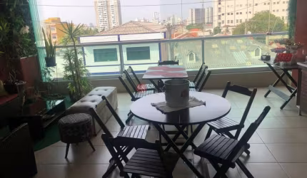 Sobrado no Tatuapé com 3 dormitórios, 4 banheiros, 5 vagas, próximo ao Metrô Carrão.