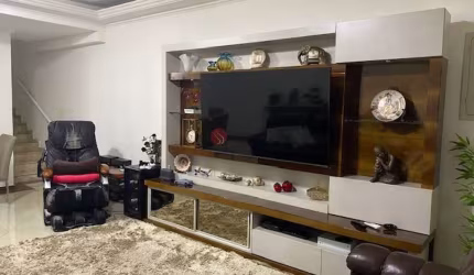 Sobrado com 3 suítes e 4 vagas de garagem, próximo ao Metrô Carrão.