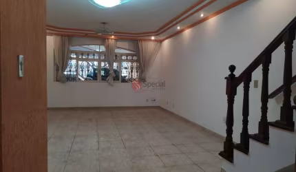 Sobrado próximo ao Parque,  com 266 metros de área construída, 3 quartos, 1 suíte e 2 vagas.