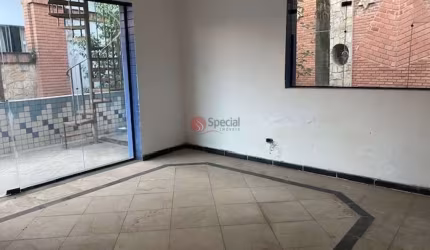 Prédio comercial com 1800 m² próximo ao Shopping Anália Franco.
